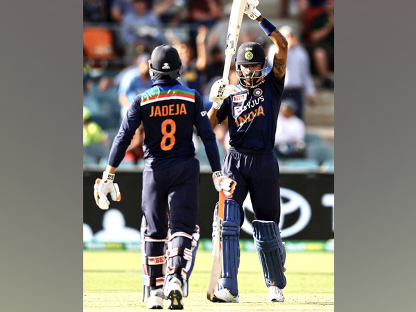 Ravindra Jadeja and Hardik Pandya in action against Australia (Photo/ Ravindra Jadeja Twitter)