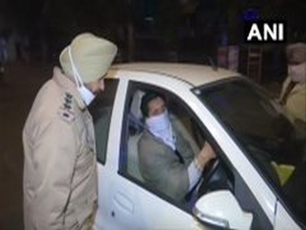 Police checked vehicles of commuters in Amritsar (Punjab/ANI)