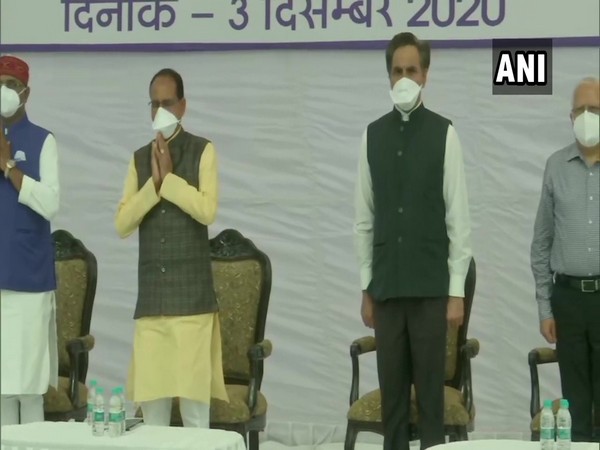 Madhya Pradesh Chief Minister Shivraj Singh Chauhan and othes observing a 2-minute silence. (Photo/ANI)