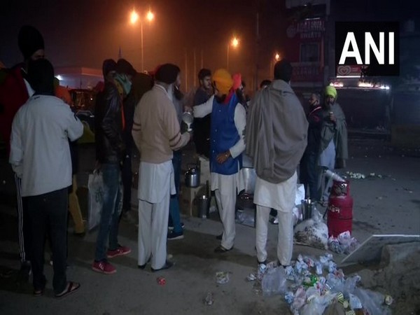 Locals distributed tea to protesting farmers stationed at the Singhu border (Photo/ANI)