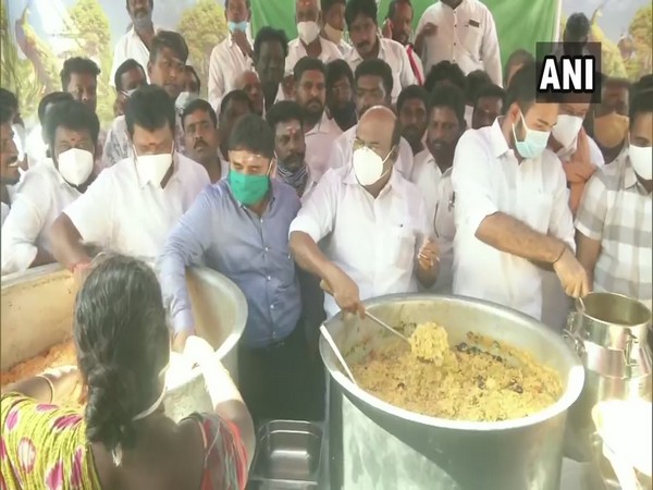 TN Minister D. Jayakumar and Chennai Commissioner G.Prakash distributing food (Photo/ANI)