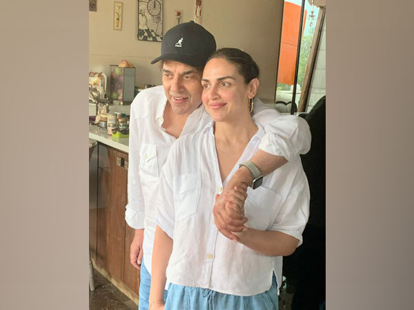 Dharmendra Deol with Esha Deol (Image Source: Twitter)