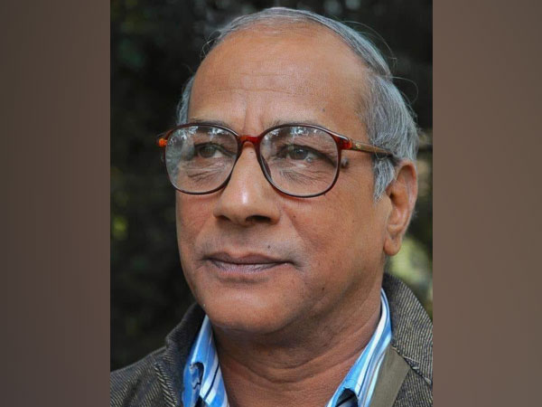 Hindi poet Manglesh Dabral. (Source: Trivendra Singh Rawat/ Twitter) 