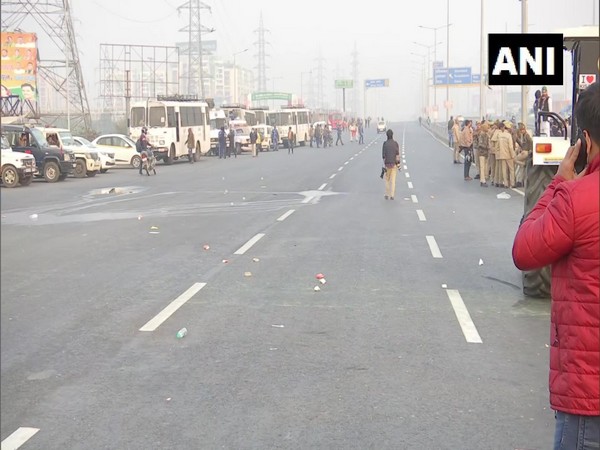 Protesting farmers open one side of Ghazipur (Delhi-UP) Border (Photo/ANI)