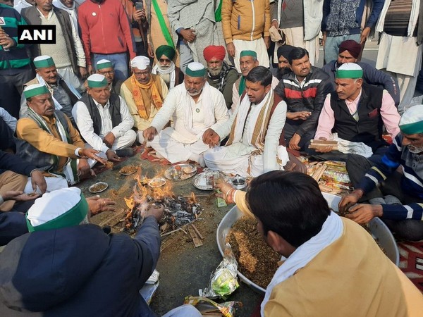 Farmers performed 'havan' at Delhi-Uttar Pradesh border in Gazipur (Photo/ANI)