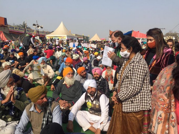 TMC MPs on Wednesday met and interacted with farmers who are on a relay hunger strike at Singhu border (Photo/ANI)