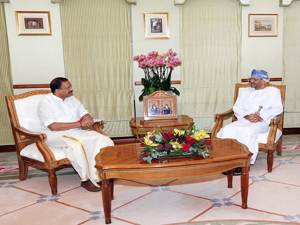 MoS for External Affairs V Muraleedharan with Oman Foreign Minister Badr Albusaidi (Source: Twitter/V. Muraleedharan)