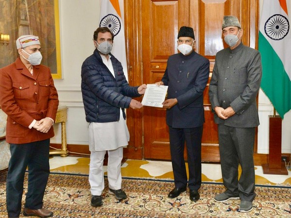 A delegation of opposition parties submitting the memorandum of two crore signatures against the laws to the President.