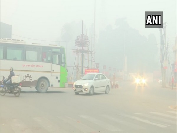 Thick blanket fog engulfs Gorakhpur (Photo/ANI)