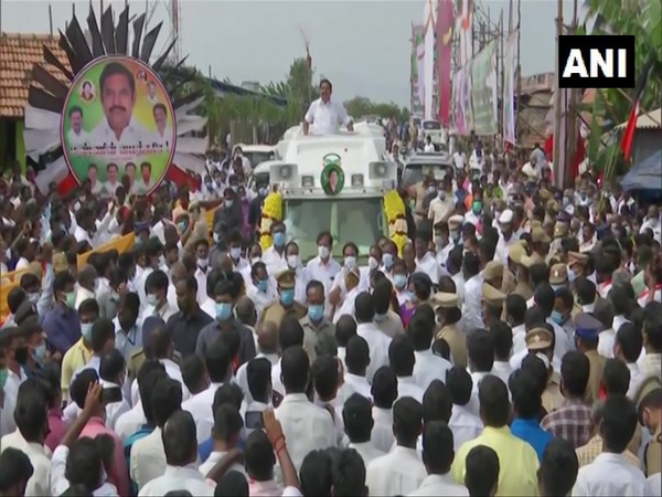 Supporters gathered around Tamil Nadu Chief Minister Edappadi K Palaniswami's convoy in Edappadi, Salem. (Photo/ANI)