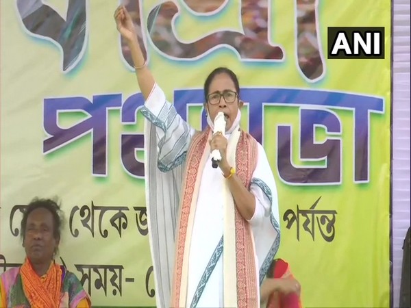West Bengal CM Mamata Banerjee addressing rally at Bolpur (Photo/ANI)
