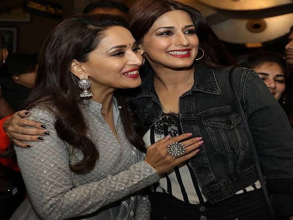 Actors Madhuri Dixt and Sonali Bendre (Image Source: Twitter)