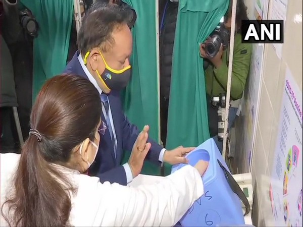Union Health Minister Dr Harsh Vardhan arrived at GTB hospital on Saturday morning. (Photo/ANI)