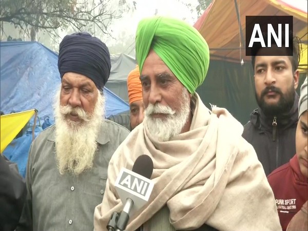 Farmers protest at Singhu border amid heavy rains