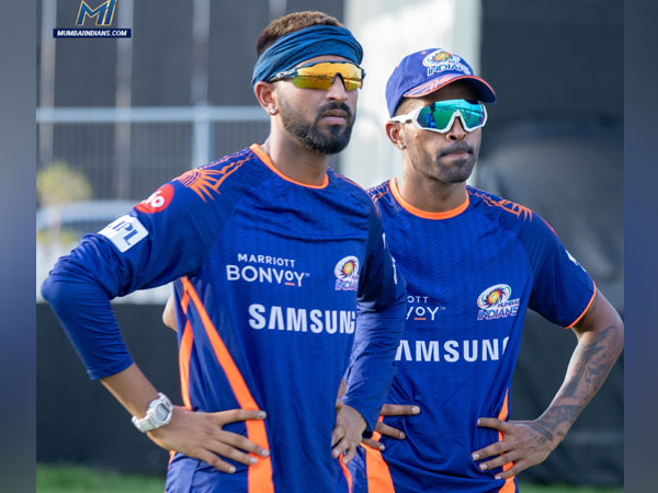 Mumbai Indians all-rounder Hardik Pandya (right) with brother Krunal (Photo/ Mumbai Indians Twitter) 