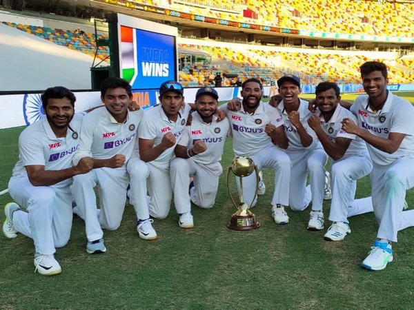 Indian players with the Border-Gavaskar Trophy (Photo/ Rishabh Pant Twitter)