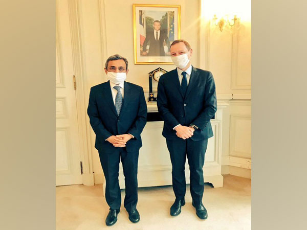 Indian Ambassador Jawed Ashraf with French President's diplomatic advisor Emmanuel Bonne (Source: India in France/Twitter)