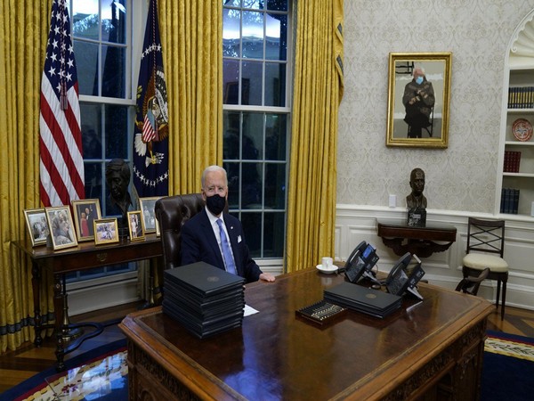 US President Joe Biden's Resolute Desk does not have the 'Diet Coke Button' (Photo source:  Tom Newton Dunn on Twirtter)