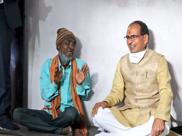 Madhya Pradesh Chief Minister Shivraj Singh Choihan having food with a tribal man in Satna district