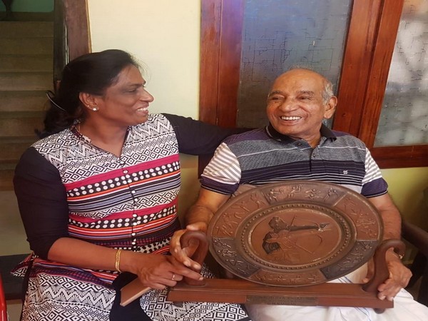 PT Usha with OM Nambiar (Photo/ PT Usha Twitter) 