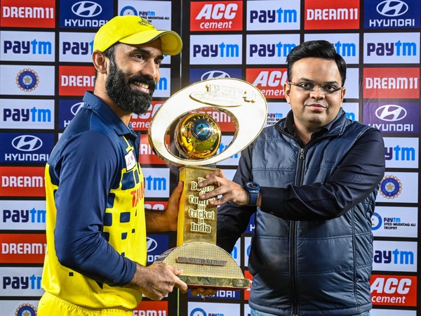 Jay Shah presents Dinesh Karthik with Syed Mushtaq Trophy (Photo/ Gujarat Cricket Association Twitter)