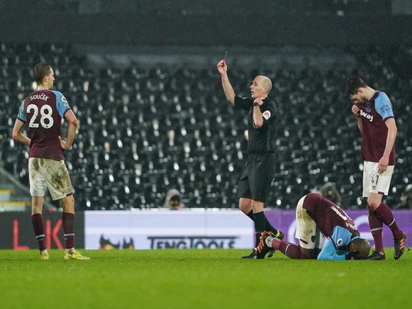 Tomas Soucek being shown red card by Mike Dean. (Photo/ Tomas Soucek Twitter)