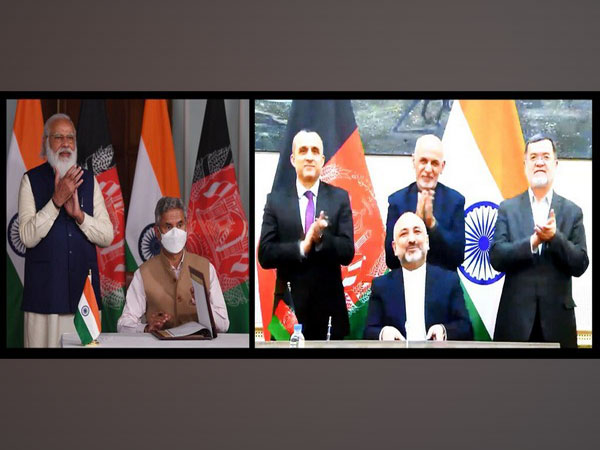 Jaishankar and his Afghan counterpart Mohammed Haneef Atmar signed the MoU on Shahtoot Dam as Afghanistan President Ashraf Ghani and Prime Minister Narendra Modi looked on. (Twitter/Anurag Srivastava)