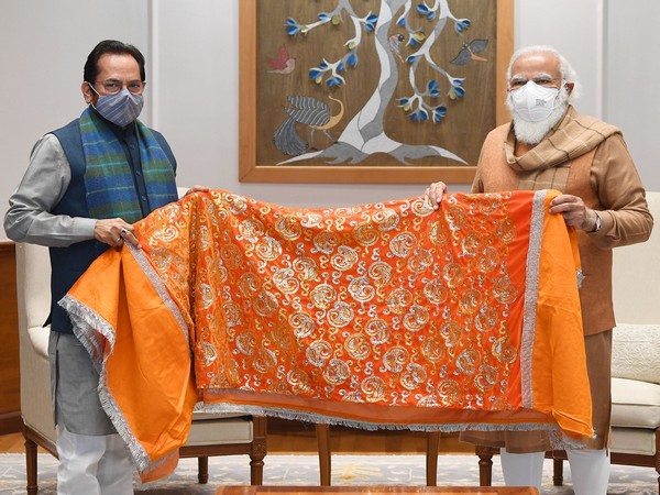 PM Modi hands over 'chadar' to be offered Ajmer Sharif Dargah to Naqvi.