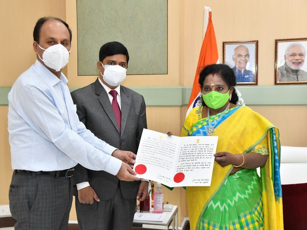 Telangana Governor Tamilisai Soundararajan received the warrant of appointment from President Kovind (Photo/ANI)