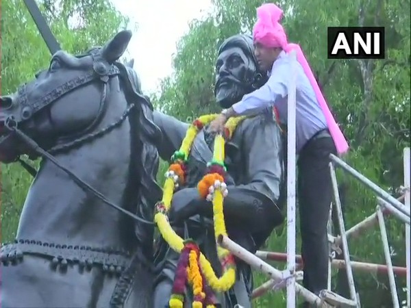 Goa Chief Minister garlands the statue of Chhatrapati Shivaji Maharaj