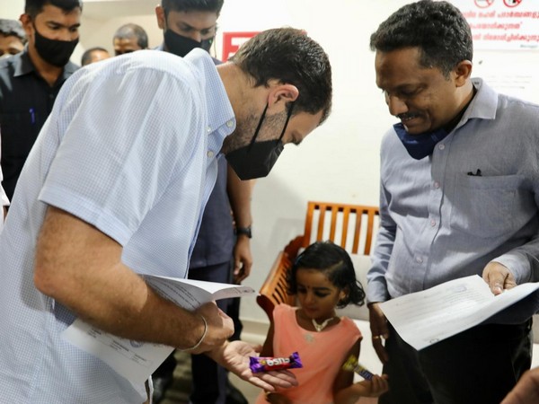 Rahul Gandhi meets survivors of Kozhikode plane crash (Pic Credit: Congress Twitter)