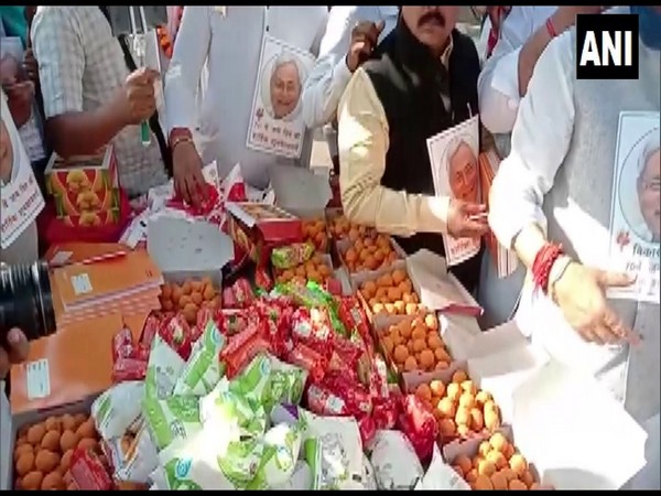 JDU workers distributing laddus among poor in Patna