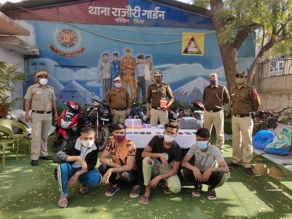 Gang of five notorious snatchers arrested from Rajouri Garden. (Pic Credit: DCP West Delhi Twitter)