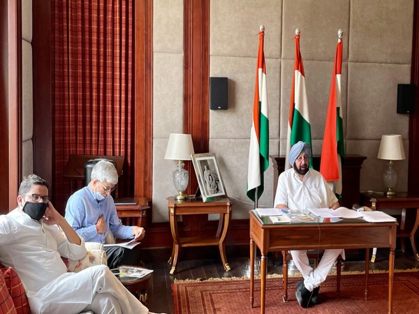 Punjab Chief Minister Captain Amarinder Singh (right) (Photo/Twitter)
