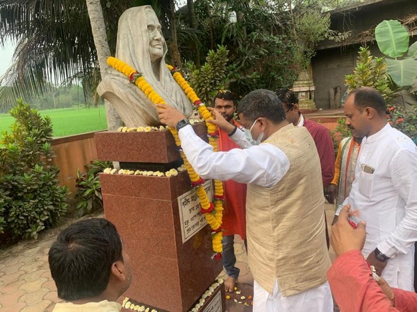 Union Minister Dharmendra Pradhan pays tribute to revolutionary Matangini Hazra in Kolkata. (Photo/ANI)