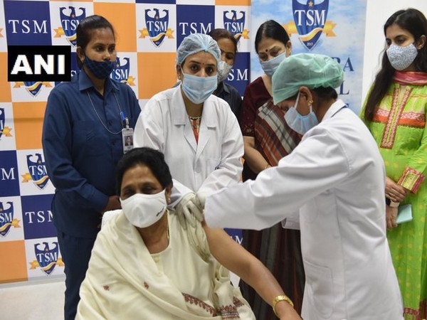 Bahujan Samaj Party chief Mayawati receives COVID-19 vaccine jab at a private hospital in Lucknow on Saturday. [Photo/ANI]