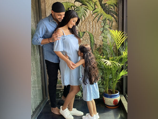 Harbhajan Singh, Geeta Basra and their daughter (Photo: Twitter/Geeta Basra)