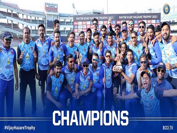 Mumbai with the Vijay Hazare Trophy (Image: BCCI)