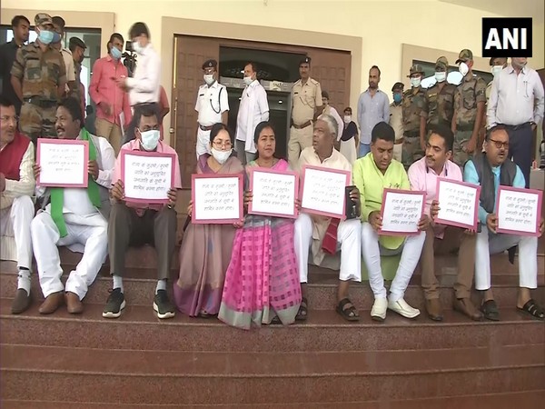MLAs protesting at Jharkhand Assembly (Photo/ANI)