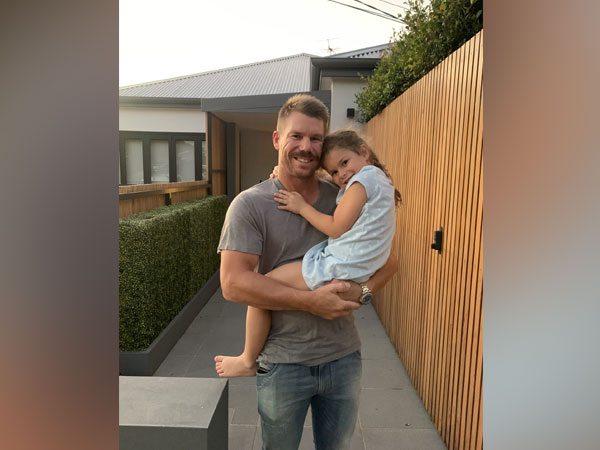 David Warner with his daughter (Photo/ Candice Warner Twitter) 
