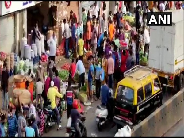 Huge crowd seen at Dadar vegetable market (Photo/ANI)