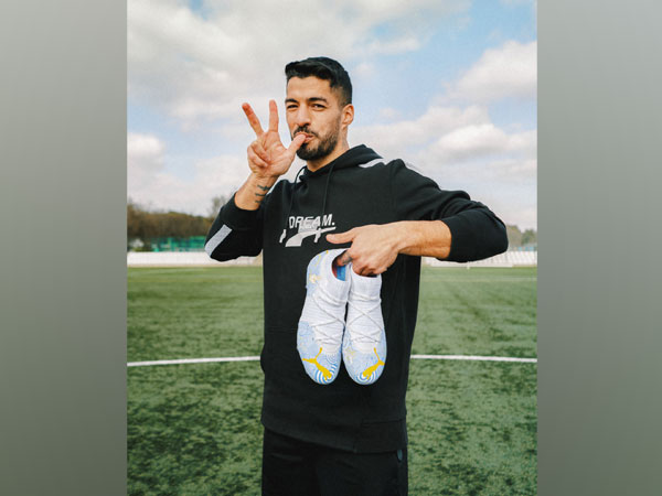 Luis Suarez with the special boots (Photo/Luis Suarez twitter)