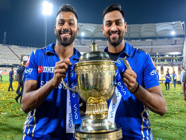 Hardik Pandya with Krunal Pandya (Photo/ Hardik Pandya Twitter) 