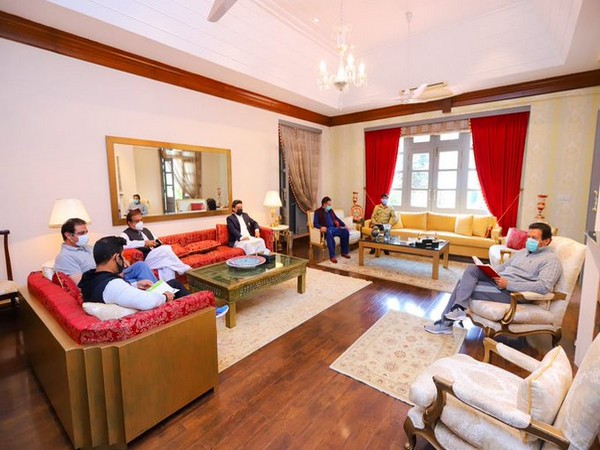 Imran Khan holds in person meet (Photo/Shibli Faraz, Pak Minister)