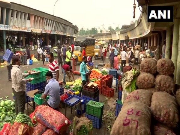 Visual from the crowded APMC market in Pune on Tuesday. [Photo/ANI]