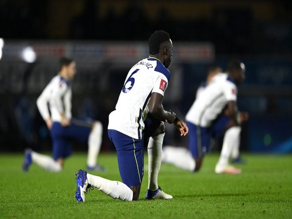 Davinson Sanchez taking the knee (Photo/ Tottenham Hotspur Twitter)