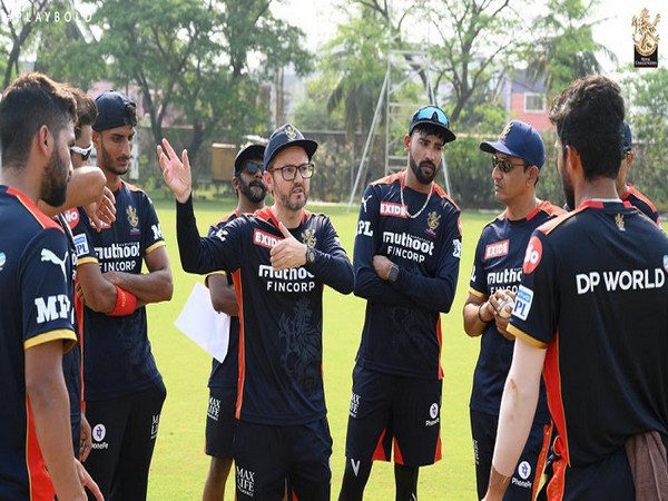 RCB's Director of Cricket Mike Hesson with players (Image: RCB)