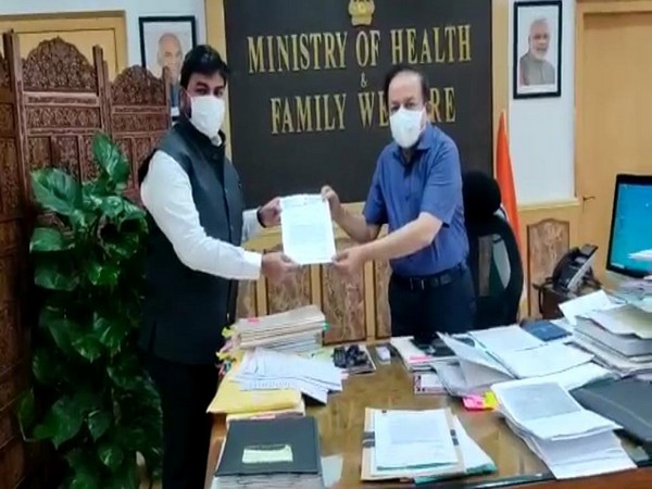 Shiv Sena MP Rahul Ramesh Shewale (left) with Union Health Minister Dr Harsh Vardhan (right). (Photo/ANI)