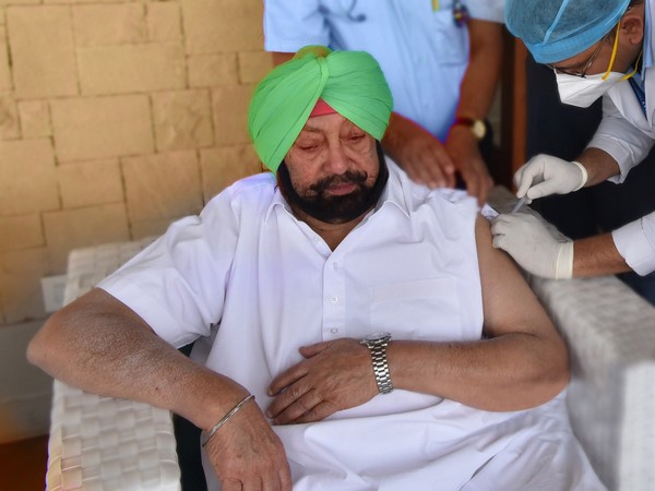 Punjab Chief Minister Captain (retired) Amarinder Singh taking COVID vaccine. (Photo credit: Twitter)