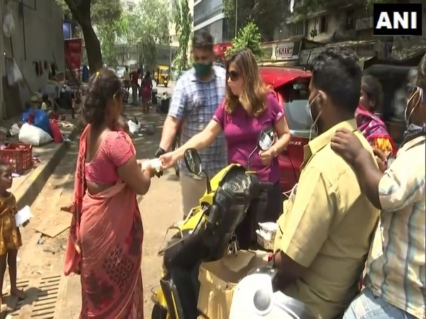 Co-founder Ruben Mascarenhas and Neeti Goyal handing out food packets in Mumbai. (Photo/ANI)